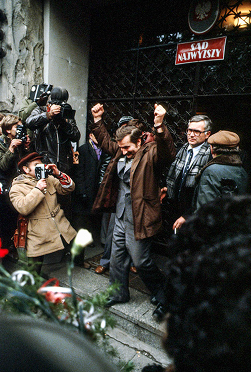 Lech Wałęsa wychodzi z Sądu Najwyższego, otoczony przez fotoreporterów i tłum