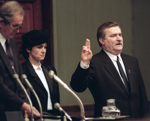 Lech Wałęsa składa przysięgę prezydencką