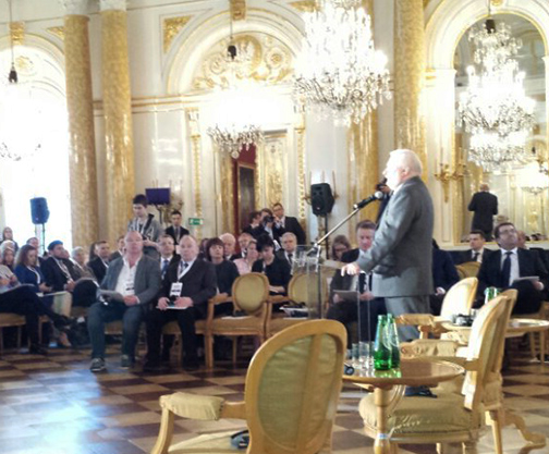 Konferencja Fundacji z udziałem prelegenta i publiczności w reprezentacyjnej sali